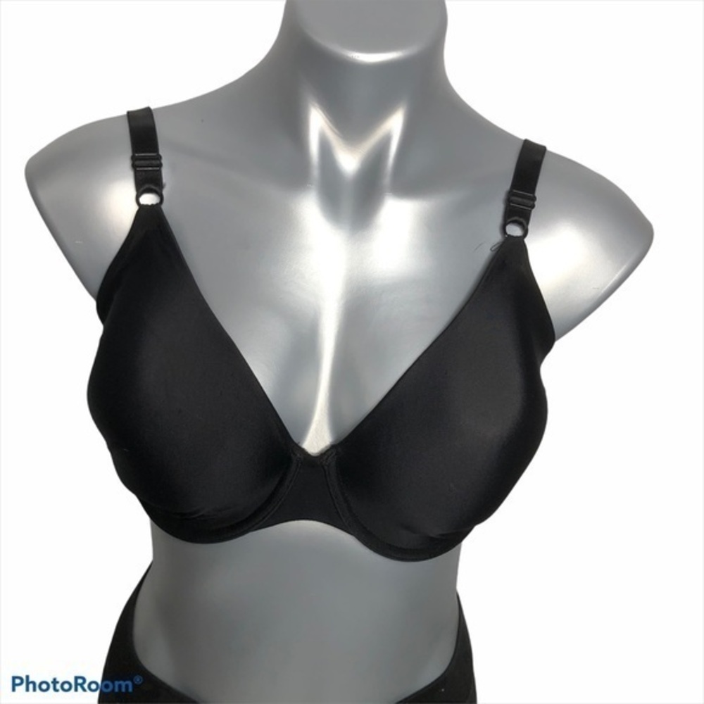 Two identical lightly padded Maidenform bras 34DD